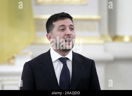 Kiew, Ukraine. Nov, 2019 19. Präsident der Ukraine VOLODYMYR ZELENSKIY spricht mit den Medien während einer Pressekonferenz mit der Tschechischen Republik Premierminister, nach einem Treffen in Kiew, Ukraine, am 19. November 2019. Credit: Serg Glovny/ZUMA Draht/Alamy leben Nachrichten Stockfoto