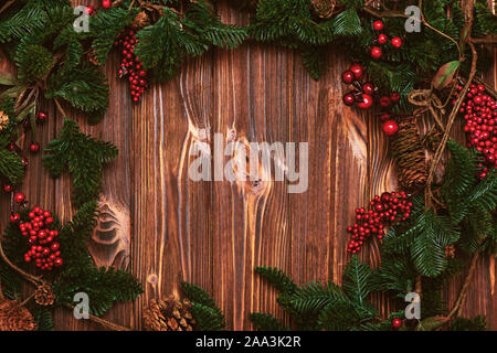 Weihnachten Hintergrund mit Tannenbaum und roten Beeren. Kopieren Sie Platz. Stockfoto