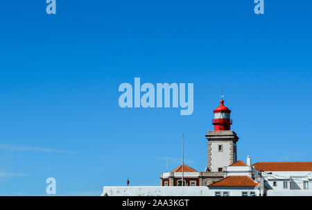 Leuchtturm gegen den blauen Himmel Landschaft, Kap Roca, Portugal Stockfoto