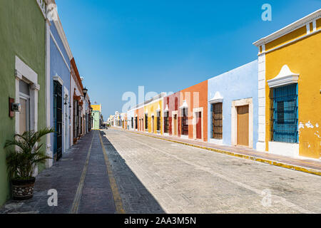 Bunte Häuser aus der Kolonialzeit in der Altstadt von Campeche, Mexiko. Stockfoto