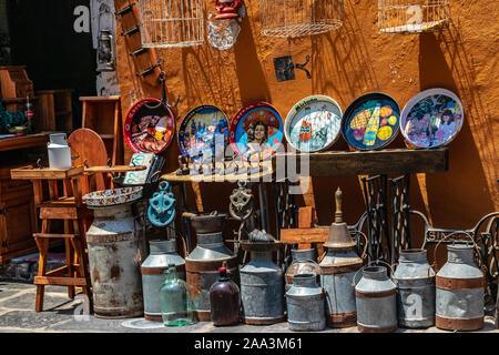 Lokale schrulligen Antique Shop Anzeige in Puebla, Mexiko Stockfoto