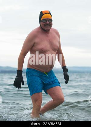 Royal Yacht Club, Renfrewshire Greenock, Schottland. 19. Nov 2019. Die meisten von uns sparen Sie ein erfrischendes Bad im Wasser ist für unsere Sommerferien. Aber für die Hardy öffnen Schwimmer von Greenock Royal Yacht Club, die gerade nicht tun würde. Mit steigenden Temperaturen knapp über dem Gefrierpunkt der nahm zu den Firth of Clyde heute Nachmittag, wie Sie jede Woche das ganze Jahr über tun. Joe Heffernan Credit: Chris McNulty/Alamy leben Nachrichten Stockfoto