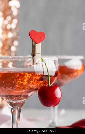 In der Nähe der Getränke auf das neue Jahr Party mit Glanz rosa Wein. Konzept der festlichen Trinken auf Weihnachtsfeier Stockfoto