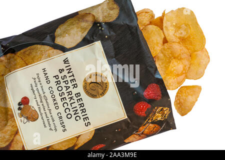 Paket von Marks & Spencer Winter Beeren & Prosecco Hand gekocht Chips öffnen mit Inhalt verschüttet auf weißem Hintergrund Glutenfrei verschüttete eingestellt Stockfoto