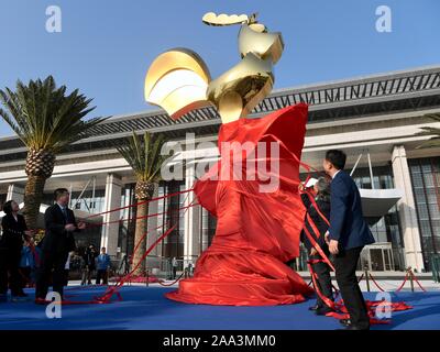 (191119) - XIAMEN, November 19, 2019 (Xinhua) - die Gäste einen symbolischen goldenen enthüllen Hahn Skulptur zur Eröffnung der 28. China Golden Rooster und Hundert Blumen Film Festival in Xiamen, im Südosten der chinesischen Provinz Fujian, 19.11.2019. Insgesamt 28 ausländische Filme, zusammen mit über 50 chinesischen filmischen Arbeiten, werden im Laufe des 28. China Golden Rooster und Hundert Blumen Film Festival, das ab Dienstag in Xiamen gekickt werden vorgestellt. (Xinhua / Jiang Kehong) Stockfoto