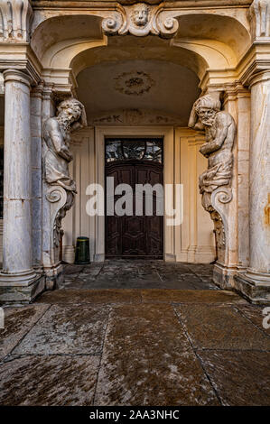 Italien Piemont Langhe Govone die Burg - karyatiden auf der Fassade des Savoy Schloss Stockfoto