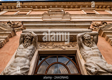 Italien Piemont Langhe Govone die Burg - karyatiden auf der Fassade des Savoy Schloss Stockfoto