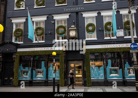 Tiffany & Co Weihnachten Anzeige auf Old Bond Street, Mayfair, London, Großbritannien Stockfoto