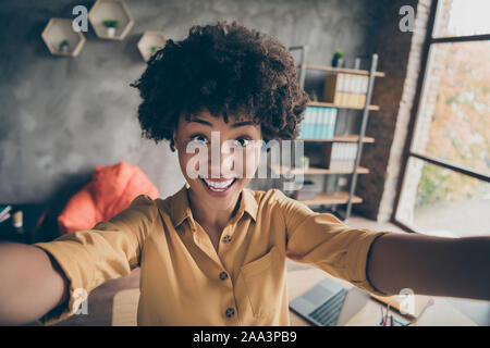 Nahaufnahme Foto von positiven fröhliche Afro American Girl real estate agent selfie Videokonferenz arbeit Seminar in Büro loft Arbeitsplatz Stockfoto