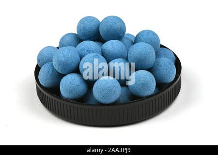 Schüssel voller blauer Boilies, Angeln Köder für Karpfen, auf weißem Hintergrund. Hochauflösendes Foto. Volle Tiefenschärfe. Stockfoto
