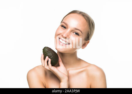 Schöne Frau Gesicht mit Avocado. Isoliert auf weiss. Stockfoto