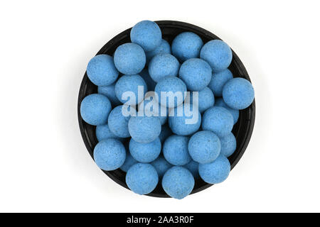 Schüssel voll mit Boilies, Angeln Köder für Karpfen, auf weißem Hintergrund. Hochauflösendes Foto. Volle Tiefenschärfe. Stockfoto