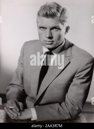 Hardy Krüger, deutscher Wis Studioaufnahme für den Film 'GFestehen Sie Dr. Corda", Deutschland 1958. Deutsche Schauspieler Hardy Krüger im Film "Gestehen Sie, Dr. Corda" Deutschland 1958. Stockfoto