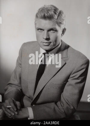 Hardy Krüger, deutscher Wis Studioaufnahme für den Film 'GFestehen Sie Dr. Corda", Deutschland 1958. Deutsche Schauspieler Hardy Krüger im Film "Gestehen Sie, Dr. Corda" Deutschland 1958. Stockfoto