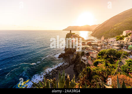 Vernazza - Dorf der Cinque Terre Nationalpark an der italienischen Küste. Schöne Farben bei Sonnenuntergang. Der Provinz von La Spezia, Ligurien, im Norden von Italien Stockfoto