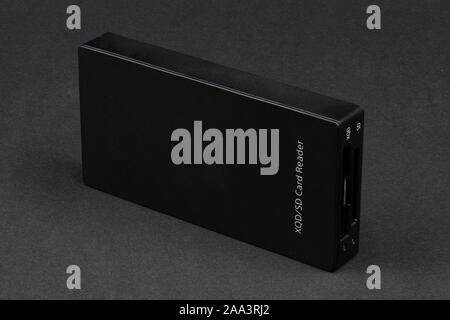 Neue Daten Speicher Karte und Lesegerät im video foto Produkte für die Speicherung von Inhalten auf weißem Hintergrund verwendet. Hochauflösendes Foto. Voller Tiefe Stockfoto