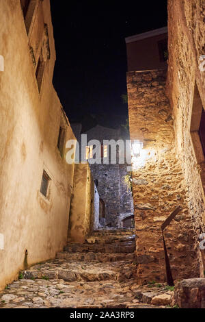 Leere Straßen in der kleinen mittelalterlichen Stadt Monemvasia, Griechenland für die Weihnachtszeit in der Nacht eingerichtet. Lakonia Peloponnes, Griechenland Stockfoto