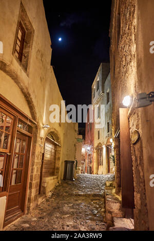 Leere Straßen in der kleinen mittelalterlichen Stadt Monemvasia, Griechenland für die Weihnachtszeit in der Nacht eingerichtet. Lakonia Peloponnes, Griechenland Stockfoto