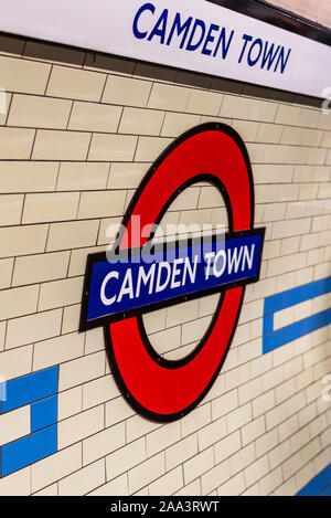 Vom U-Bahnhof Camden Town Zeichen. U-Bahnhof Camden Town Zeichen. Londoner U-Bahnhof Camden Town. Stockfoto