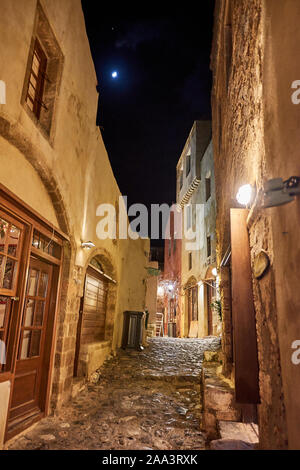 Leere Straßen in der kleinen mittelalterlichen Stadt Monemvasia, Griechenland für die Weihnachtszeit in der Nacht eingerichtet. Lakonia Peloponnes, Griechenland Stockfoto