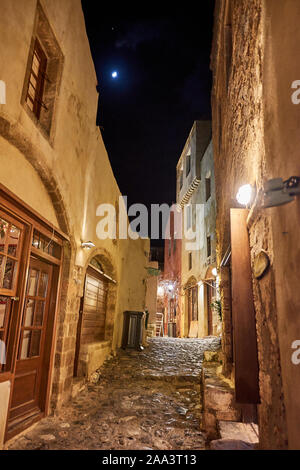 Leere Straßen in der kleinen mittelalterlichen Stadt Monemvasia, Griechenland für die Weihnachtszeit in der Nacht eingerichtet. Lakonia Peloponnes, Griechenland Stockfoto