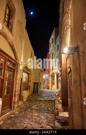 Leere Straßen in der kleinen mittelalterlichen Stadt Monemvasia, Griechenland für die Weihnachtszeit in der Nacht eingerichtet. Lakonia Peloponnes, Griechenland Stockfoto