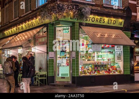 Lina lagert Soho Italian Delicatessen in der Brewer Street in Soho Central London. Gegründet im Jahr 1944 Stockfoto