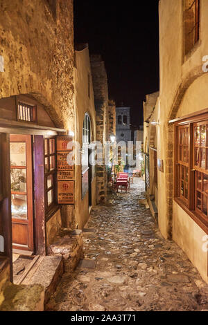 Leere Straßen in der kleinen mittelalterlichen Stadt Monemvasia, Griechenland für die Weihnachtszeit in der Nacht eingerichtet. Lakonia Peloponnes, Griechenland Stockfoto