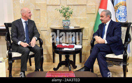 Ramallah, West Bank, Palästina. Nov, 2019 19. Dem palästinensischen Ministerpräsidenten Mohammad Ishtayeh, erhält den Schweizer Botschafter Anläßlich des Ende seiner offiziellen Aufgaben, die in der West Bank Stadt Ramallah, am 19. November 2019 Credit: Prime Minister Office/APA-Images/ZUMA Draht/Alamy leben Nachrichten Stockfoto