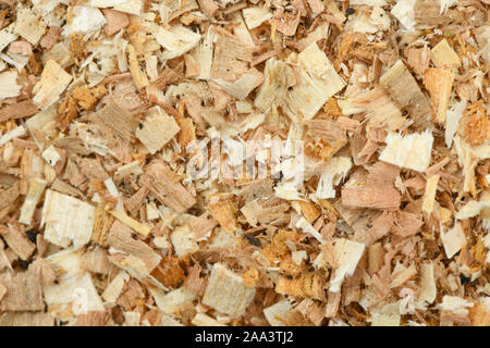 Ein frisch gelegte Schicht der Großen Garten Rinde, Hackschnitzel. Holzhackschnitzel als sichere weiche Oberfläche in einem Spielbereich der Kinder Park, von Oben nach Unten anzeigen. Hohe Auflösung phot Stockfoto