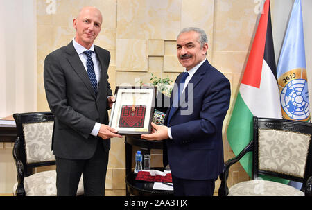 Ramallah, West Bank, Palästina. Nov, 2019 19. Dem palästinensischen Ministerpräsidenten Mohammad Ishtayeh, erhält den Schweizer Botschafter Anläßlich des Ende seiner offiziellen Aufgaben, die in der West Bank Stadt Ramallah, am 19. November 2019 Credit: Prime Minister Office/APA-Images/ZUMA Draht/Alamy leben Nachrichten Stockfoto