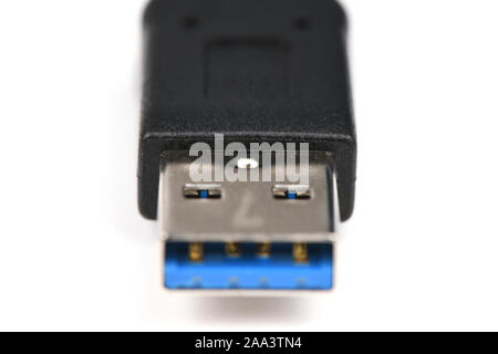 Lächeln USB-Abstraktion. Detailansicht USB-Kabel auf Weiß isoliert. Selektive konzentrieren. Geringe Tiefenschärfe. Hochauflösendes Foto. Volle Tiefenschärfe. Stockfoto
