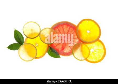 Hinterleuchtete Scheiben von Grapefruit und Zitrone auf weißem Hintergrund Stockfoto