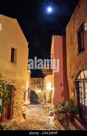 Leere Straßen in der kleinen mittelalterlichen Stadt Monemvasia, Griechenland für die Weihnachtszeit in der Nacht eingerichtet. Lakonia Peloponnes, Stockfoto