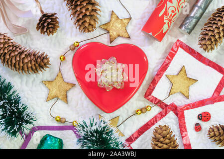 Weihnachten Geschenk Komposition mit Herzförmigen box, Kegel, Sterne, Fichte, auf weißem Hintergrund. Flach, Ansicht von oben. Stockfoto