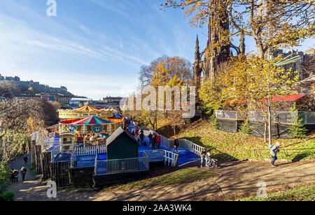 Blick von Osten auf dem unteren Teil des Edinburgh Weihnachten 2019 im Osten die Princes Street Gardens Edinburgh Schottland Großbritannien mit Fahrgeschäften und Attraktionen & Märkte Stockfoto