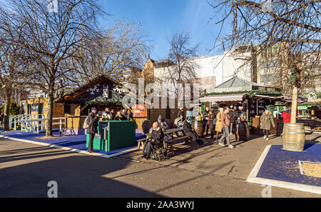 Essen und Getränke Outlets im Edinburgh's Weihnachten 2019 im Osten die Princes Street Gardens Edinburgh Schottland Großbritannien mit Veranstaltungen Fahrten Attraktionen und Märkte Stockfoto