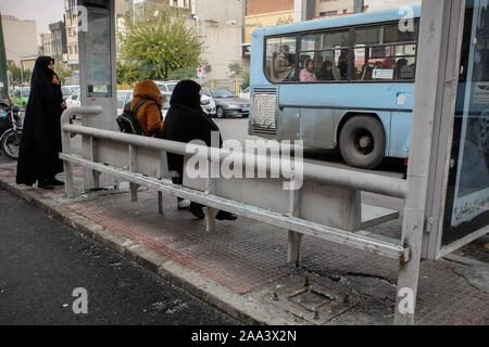 Teheran, Iran. Nov, 2019 19. Glassplitter auf dem Boden liegt an einer Bushaltestelle, in Teheran. Iran am 15. November die gestiegenen Kraftstoffpreise um mindestens 50 Prozent fordert Proteste in verschiedenen Städten. Credit: rouzbeh Fouladi/ZUMA Draht/Alamy leben Nachrichten Stockfoto