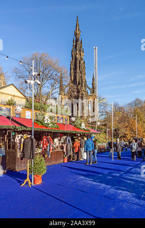 Stände vor Scott Monument in Edinburghs Weihnachten 2019 im Osten die Princes Street Gardens Edinburgh Schottland Großbritannien mit Fahrgeschäften und Attraktionen & Märkte Stockfoto