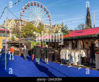 Das große Rad und Ständen auf Edinburgh's Weihnachten 2019 im Osten die Princes Street Gardens Edinburgh Schottland Großbritannien mit Veranstaltungen Fahrten Attraktionen und Märkte Stockfoto