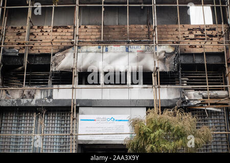 Teheran, Iran. Nov, 2019 19. Dieses Bild zeigt eine Filiale der Bank, die über Nacht während der Proteste gegen die Erhöhung der Kraftstoffpreise von der Regierung verbrannt wurde, in Teheran. Iran am 15. November die gestiegenen Kraftstoffpreise um mindestens 50 Prozent fordert Proteste in verschiedenen Städten. Credit: rouzbeh Fouladi/ZUMA Draht/Alamy leben Nachrichten Stockfoto