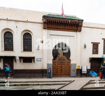 Fez, Marokko. 9. November 2019. Die Al Quaraquiyne Bibliothek gebäude im seffarine Square Stockfoto