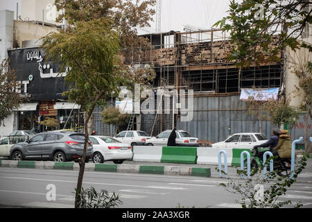 Teheran, Iran. Nov, 2019 19. Dieses Bild zeigt eine Filiale der Bank, die über Nacht während der Proteste gegen die Erhöhung der Kraftstoffpreise von der Regierung verbrannt wurde, in Teheran. Iran am 15. November die gestiegenen Kraftstoffpreise um mindestens 50 Prozent fordert Proteste in verschiedenen Städten. Credit: rouzbeh Fouladi/ZUMA Draht/Alamy leben Nachrichten Stockfoto