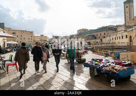 Fez, Marokko. November 9, 2019. Menschen zu Fuß auf den Ort R'CIF auf einen Herbst Tag Stockfoto