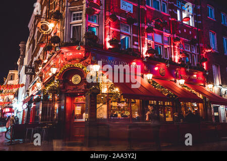 LONDON - November 13, 2019: Chinatown in London bei Nacht Stockfoto