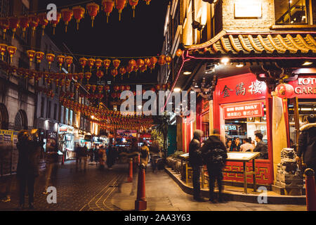 LONDON - November 13, 2019: Chinatown in London bei Nacht Stockfoto