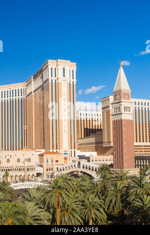 LAS VEGAS, NEVADA - 17. MAI 2017: Blick auf die Stadt Las Vegas Nevada mit blauem Himmel, Kopierfläche und Resort Casino Hotels in Sicht. Stockfoto