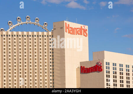 LAS VEGAS, NEVADA - 17. MAI 2017: Blick auf die Stadt Las Vegas Nevada mit blauem Himmel, Kopierfläche und Resort Casino Hotels in Sicht. Stockfoto