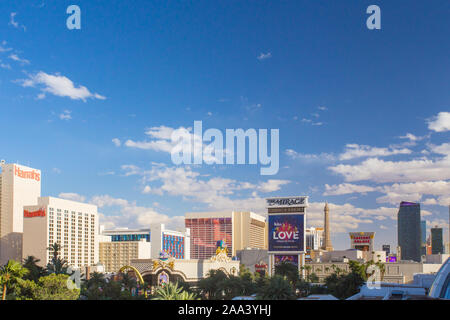 LAS VEGAS, NEVADA - 17. MAI 2017: Blick auf die Stadt Las Vegas Nevada mit blauem Himmel, Kopierfläche und Resort Casino Hotels in Sicht. Stockfoto