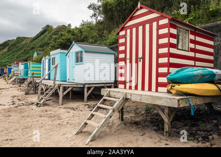 Bunte Badehäuschen am Strand von Nefyn, Halbinsel Llŷn, Gwynedd, Wales Stockfoto